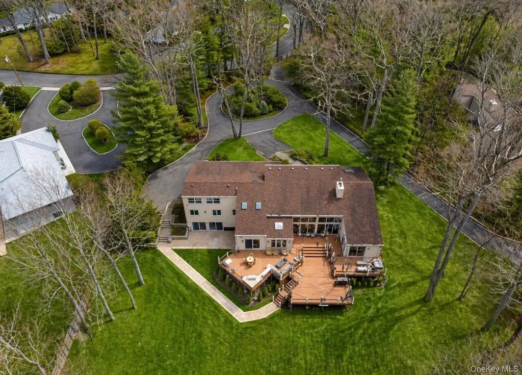 7 Windemere Crest Woodbury NY 11797
