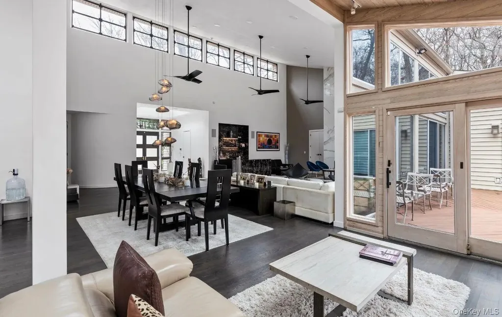 7 Windemere Crest Woodbury NY 11797