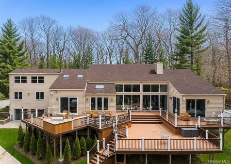 7 Windemere Crest Woodbury NY 11797