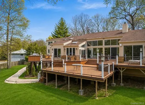 7 Windemere Crest Woodbury NY 11797