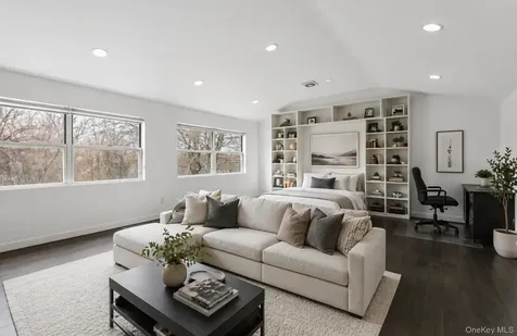 7 Windemere Crest Woodbury NY 11797