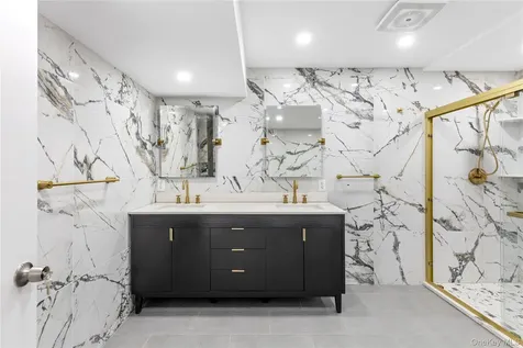 7 Windemere Crest Woodbury NY 11797