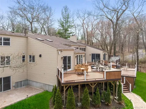 7 Windemere Crest Woodbury NY 11797