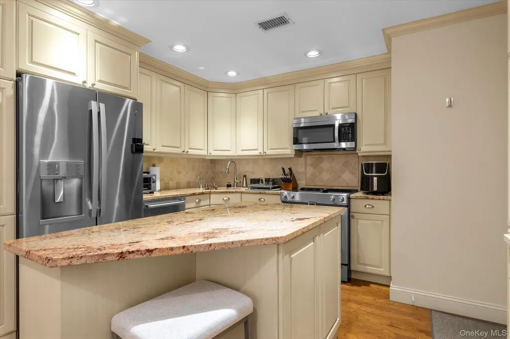 62 Wimbledon Drive Roslyn NY 11576