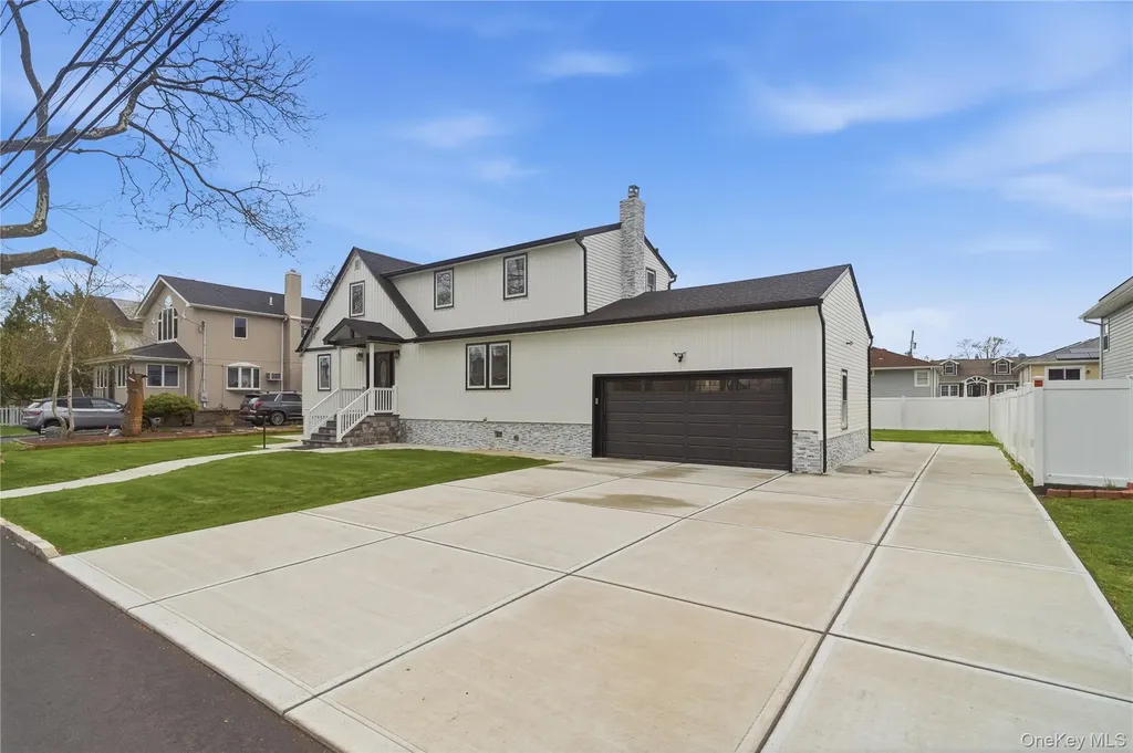 219 Granada Parkway Lindenhurst NY 11757