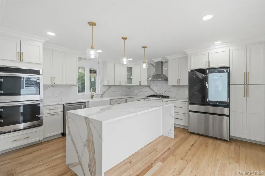 219 Granada Parkway Lindenhurst NY 11757
