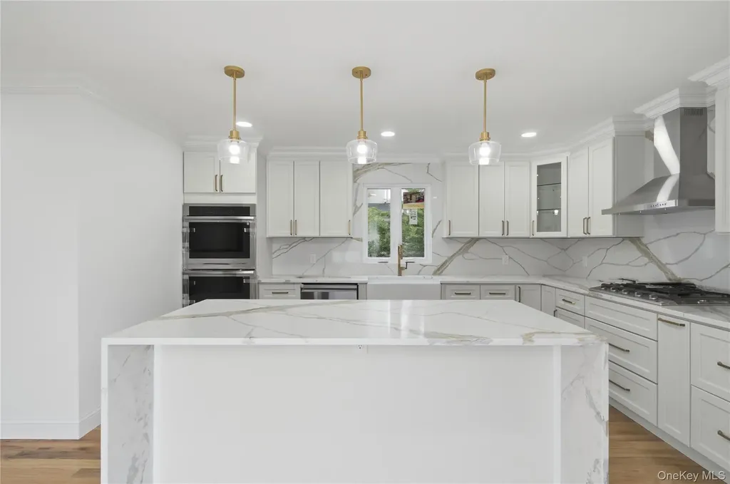219 Granada Parkway Lindenhurst NY 11757