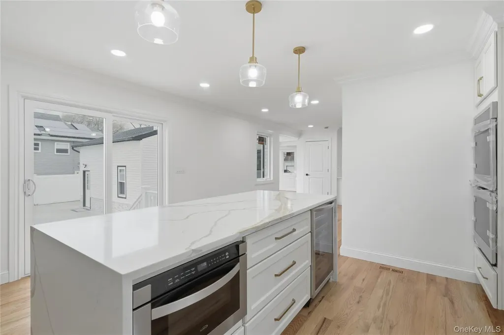 219 Granada Parkway Lindenhurst NY 11757