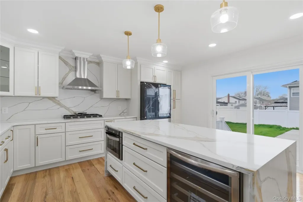 219 Granada Parkway Lindenhurst NY 11757