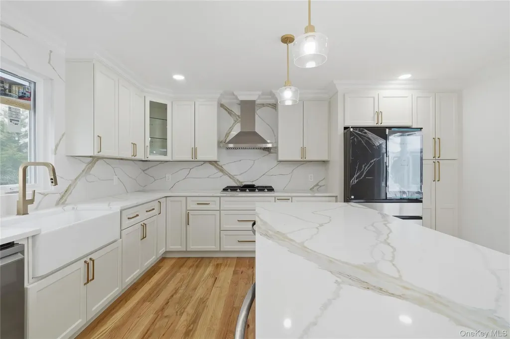 219 Granada Parkway Lindenhurst NY 11757
