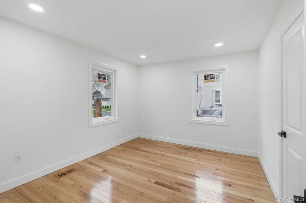 219 Granada Parkway Lindenhurst NY 11757