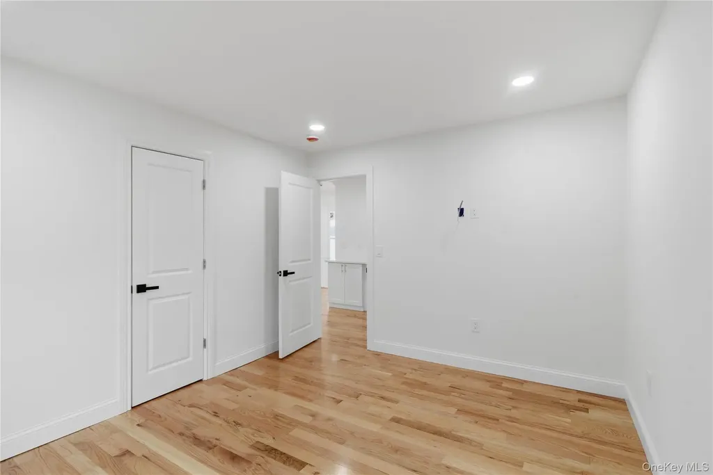 219 Granada Parkway Lindenhurst NY 11757
