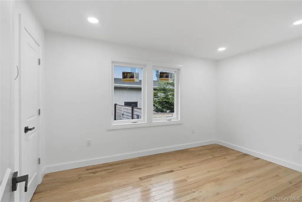 219 Granada Parkway Lindenhurst NY 11757