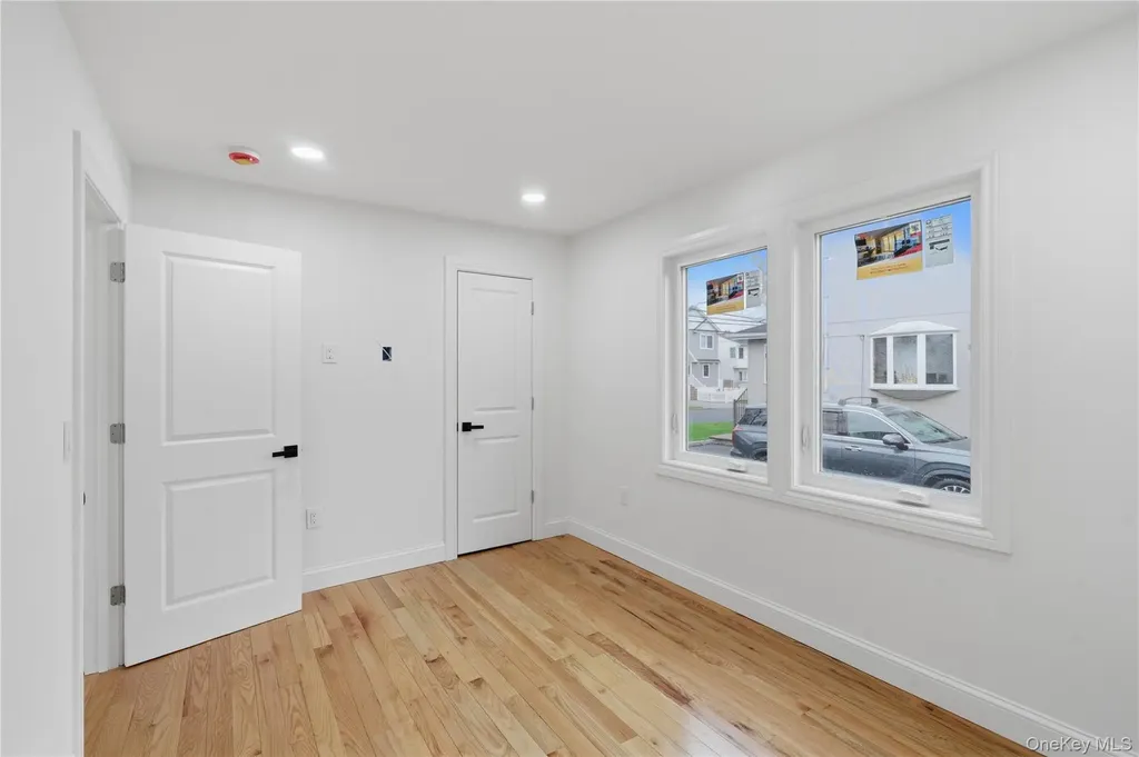 219 Granada Parkway Lindenhurst NY 11757