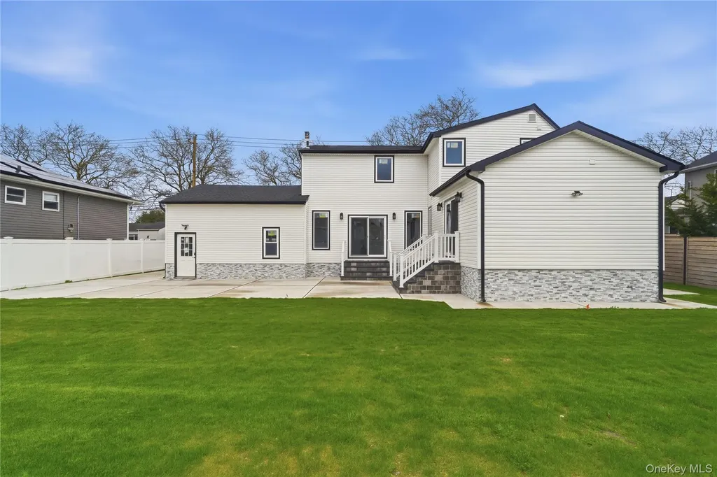 219 Granada Parkway Lindenhurst NY 11757