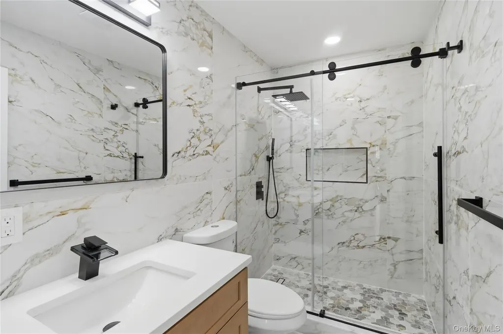 219 Granada Parkway Lindenhurst NY 11757