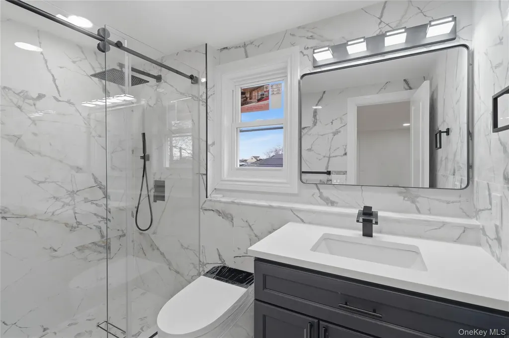 219 Granada Parkway Lindenhurst NY 11757