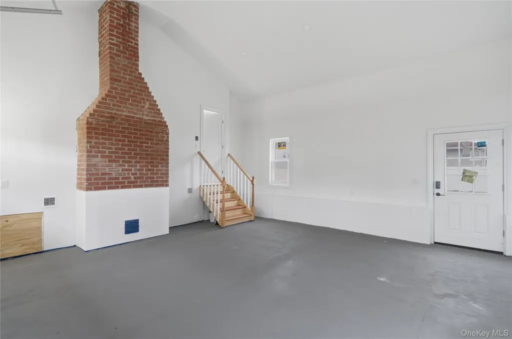 219 Granada Parkway Lindenhurst NY 11757