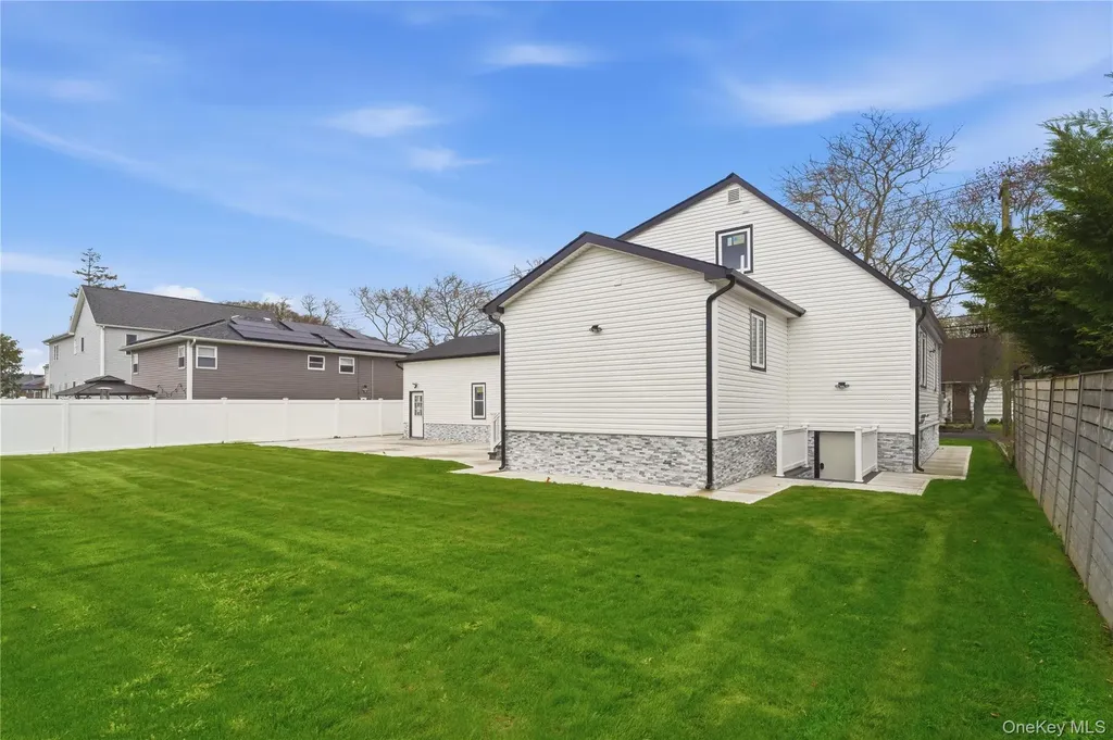 219 Granada Parkway Lindenhurst NY 11757