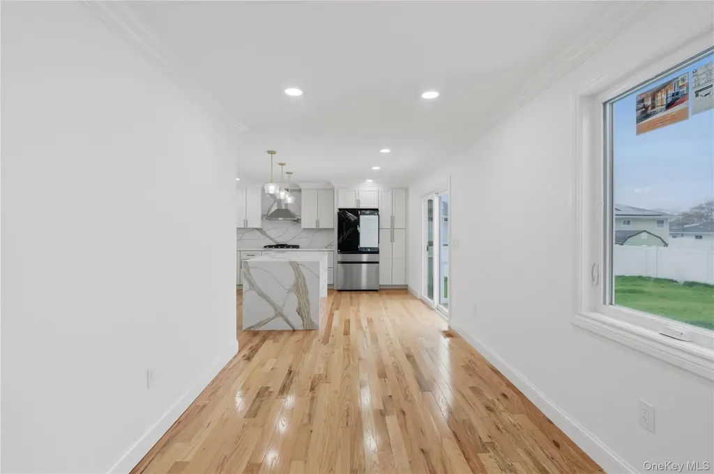 219 Granada Parkway Lindenhurst NY 11757