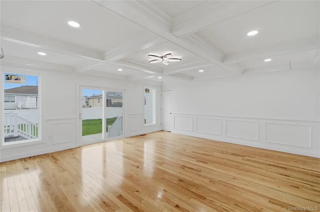 219 Granada Parkway Lindenhurst NY 11757