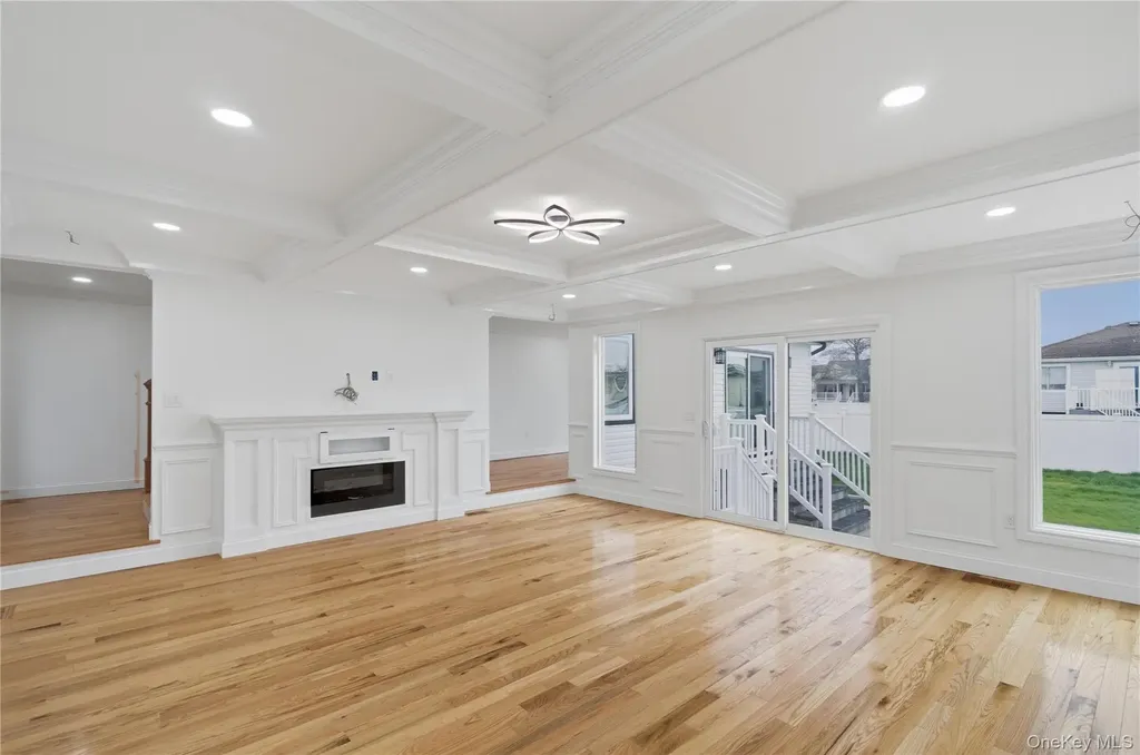 219 Granada Parkway Lindenhurst NY 11757
