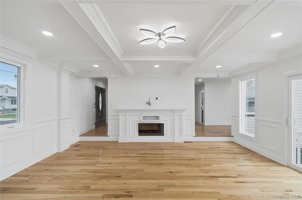 219 Granada Parkway Lindenhurst NY 11757