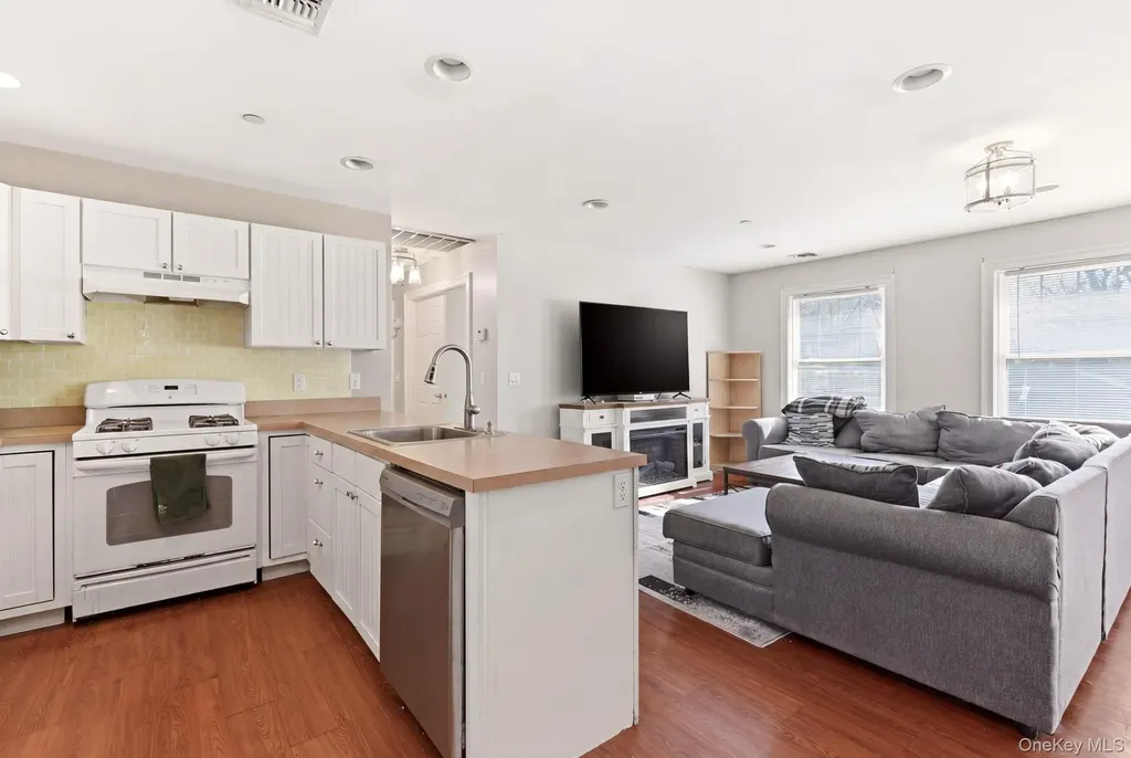 569 Middle Road Bayport NY 11705