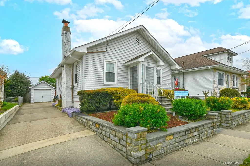 3076 Roxbury Road Oceanside NY 11572