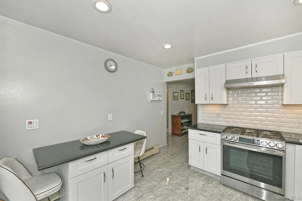 3076 Roxbury Road Oceanside NY 11572