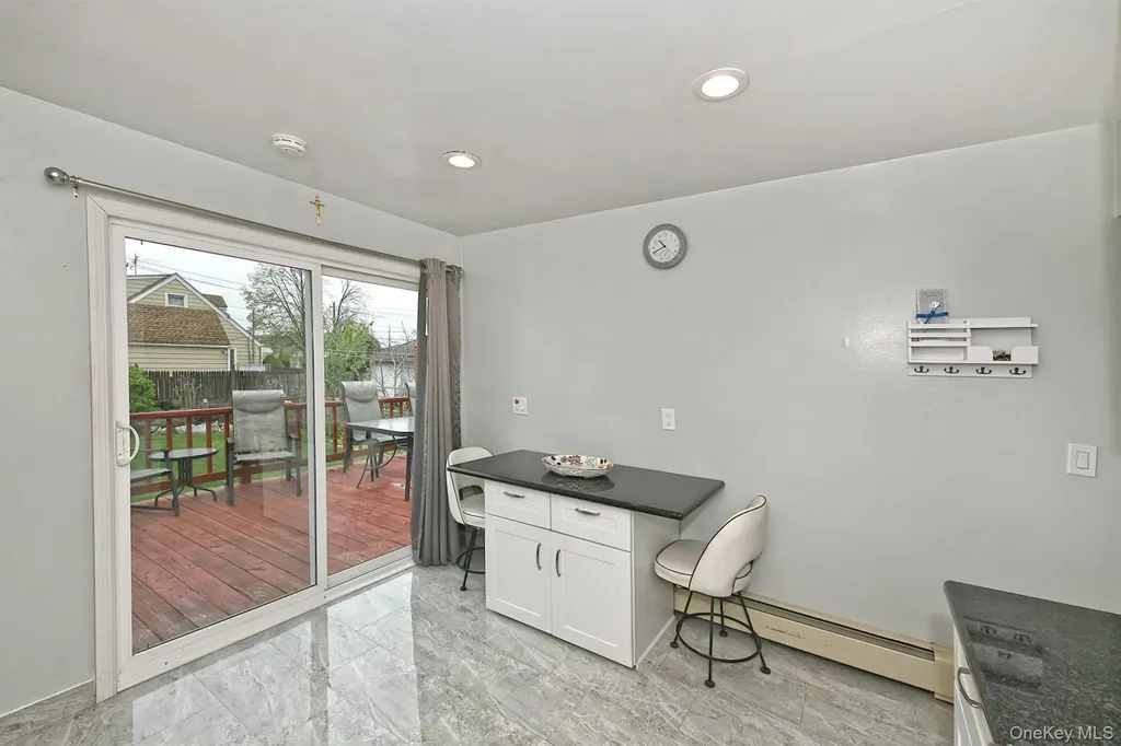 3076 Roxbury Road Oceanside NY 11572
