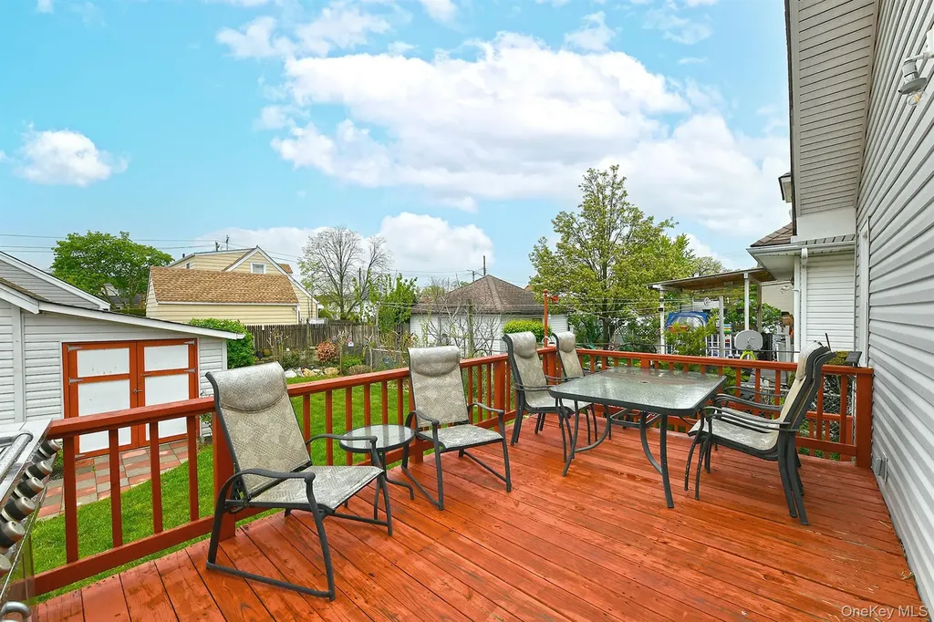 3076 Roxbury Road Oceanside NY 11572