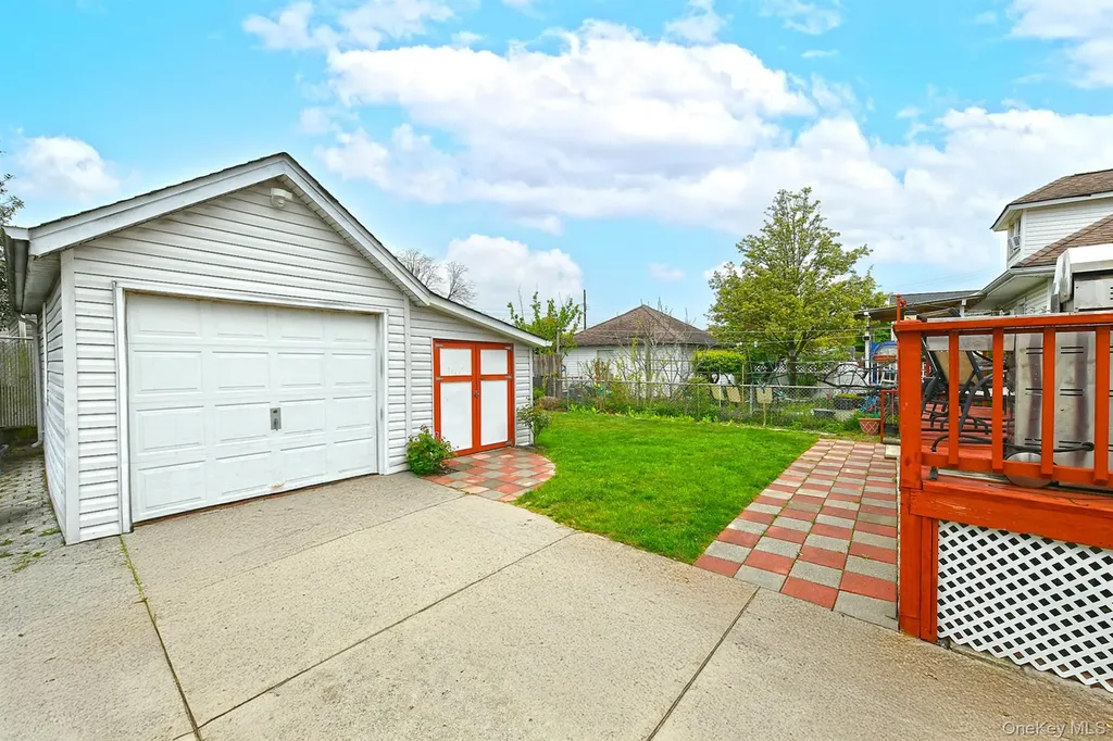 3076 Roxbury Road Oceanside NY 11572