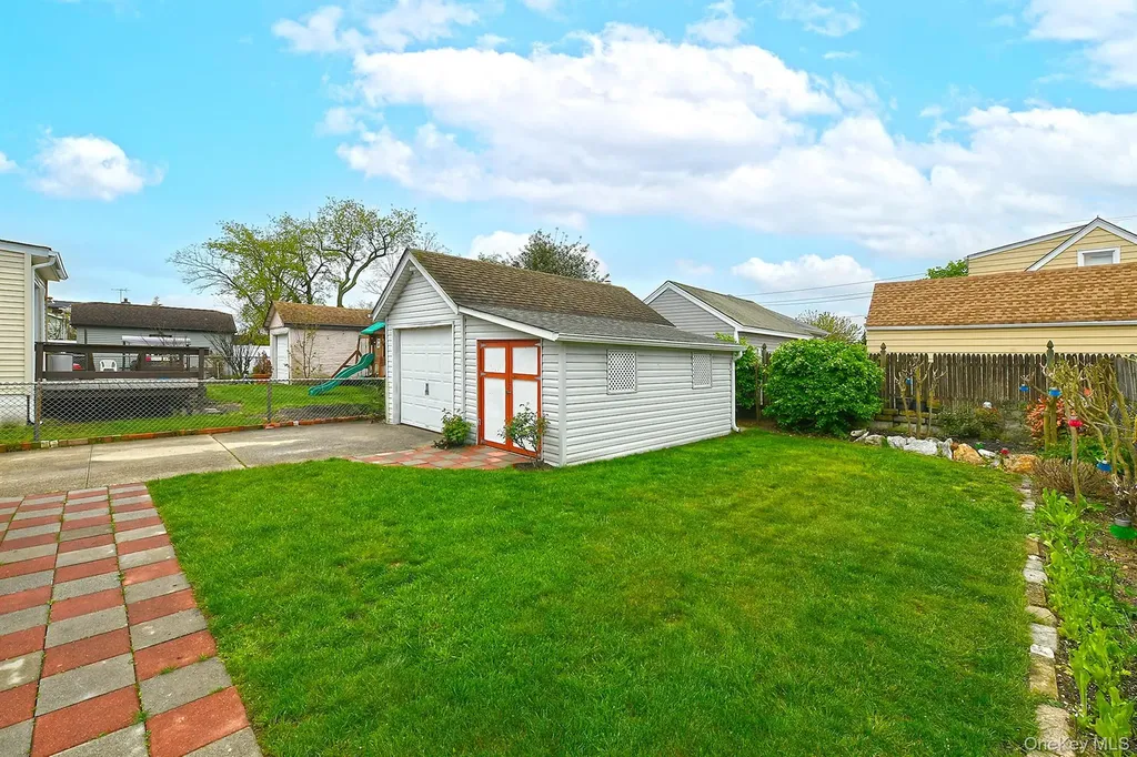 3076 Roxbury Road Oceanside NY 11572