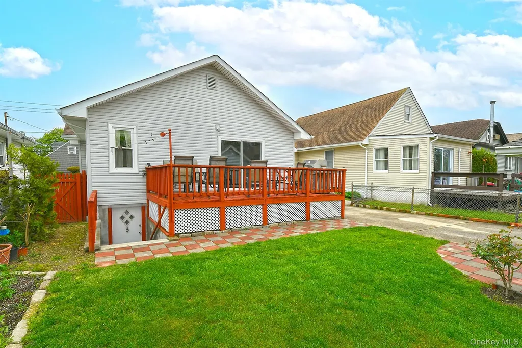 3076 Roxbury Road Oceanside NY 11572