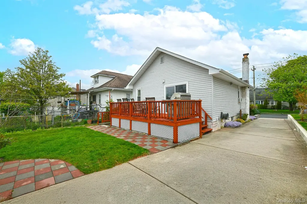 3076 Roxbury Road Oceanside NY 11572
