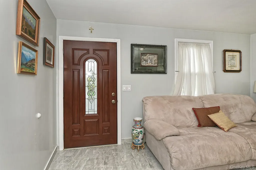 3076 Roxbury Road Oceanside NY 11572