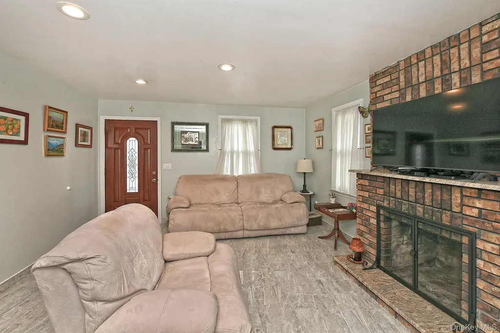 3076 Roxbury Road Oceanside NY 11572