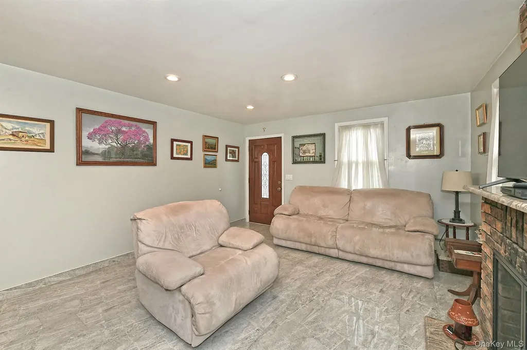 3076 Roxbury Road Oceanside NY 11572