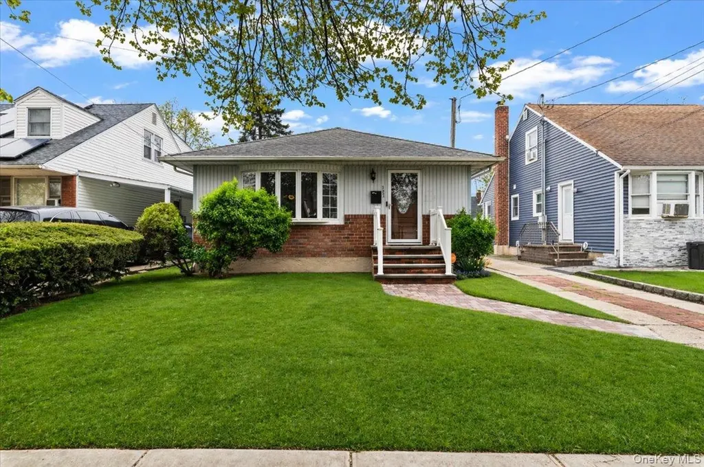 351 Maple Avenue Uniondale NY 11553