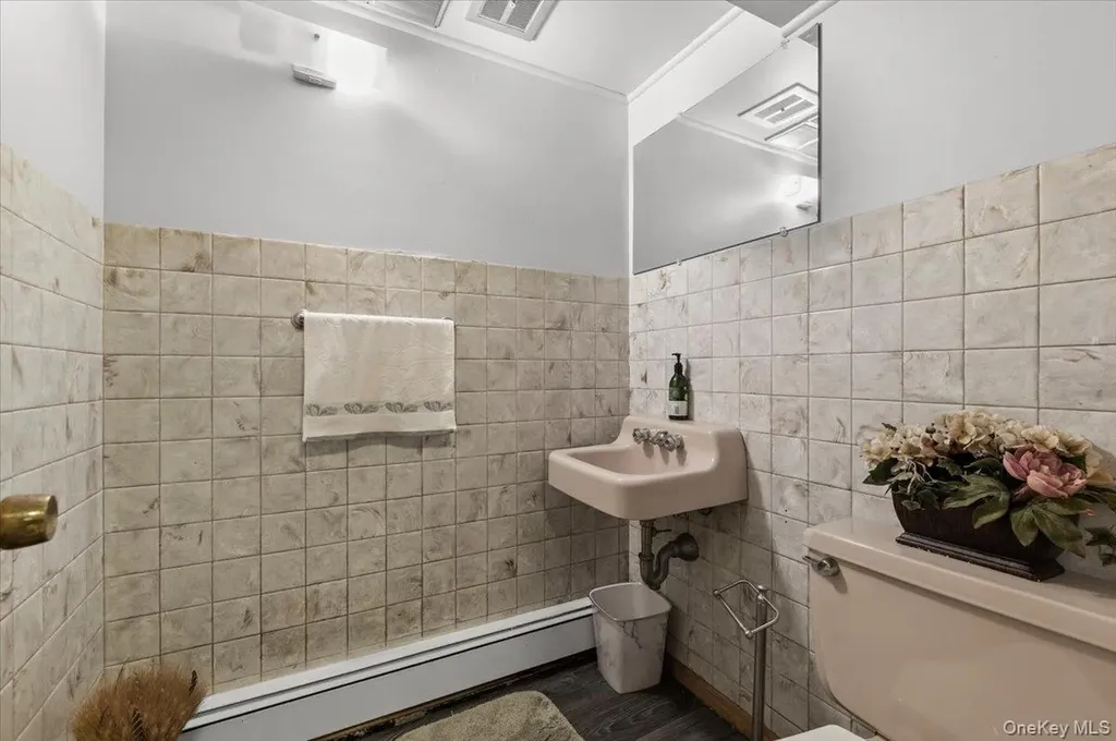 351 Maple Avenue Uniondale NY 11553