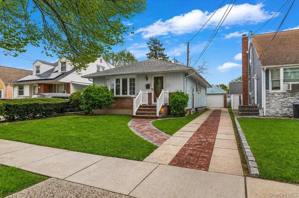 351 Maple Avenue Uniondale NY 11553