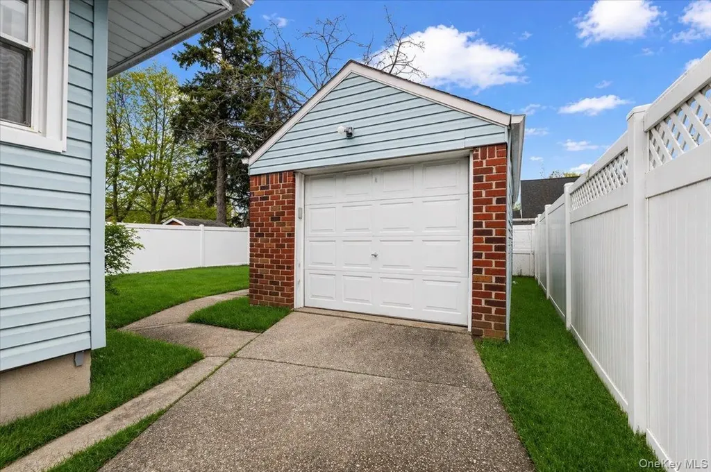 351 Maple Avenue Uniondale NY 11553