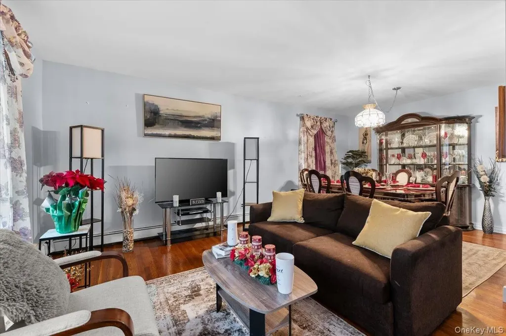 351 Maple Avenue Uniondale NY 11553
