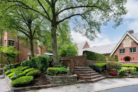 5 Pony Circle Roslyn Heights NY 11577