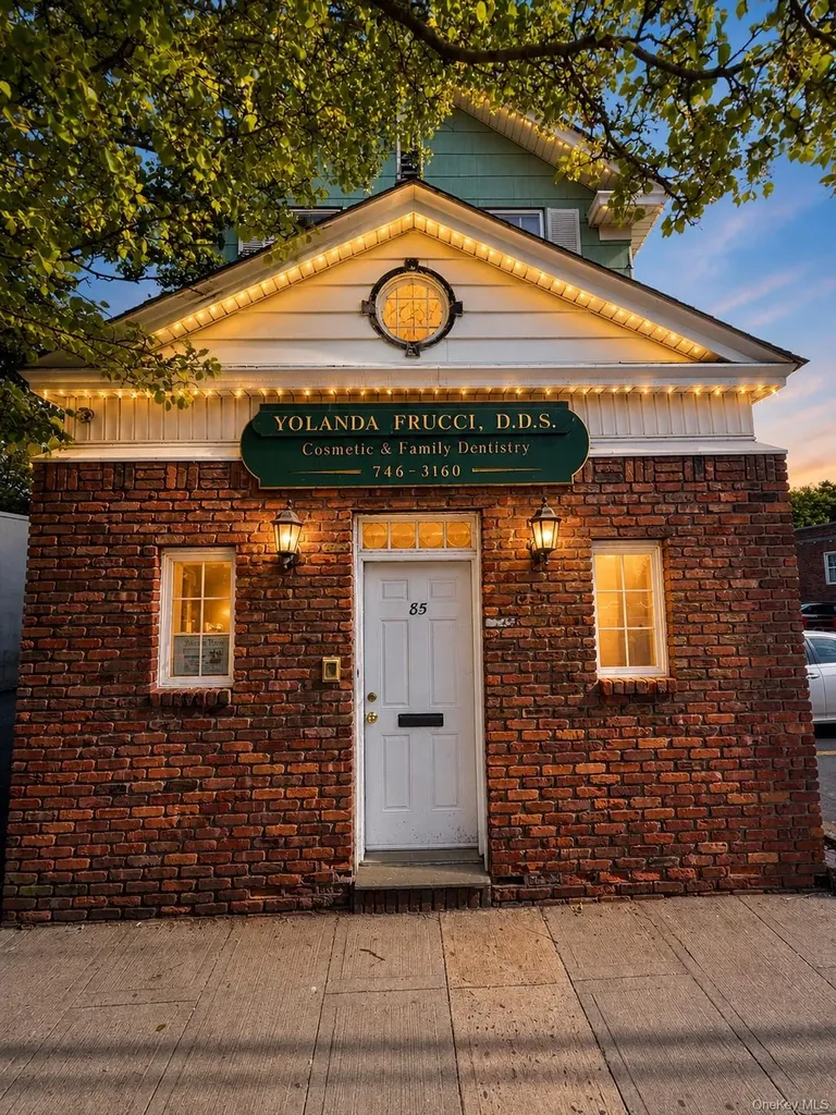 85 Hillside Avenue Williston Park NY 11596