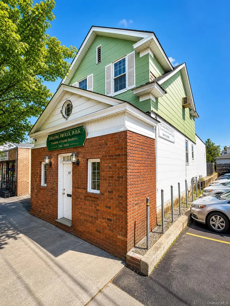 85 Hillside Avenue Williston Park NY 11596