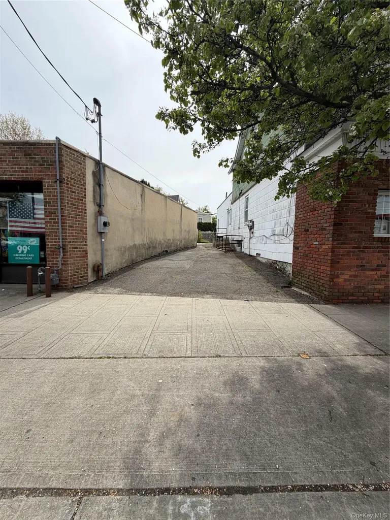 85 Hillside Avenue Williston Park NY 11596