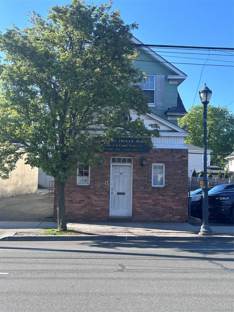 85 Hillside Avenue Williston Park NY 11596