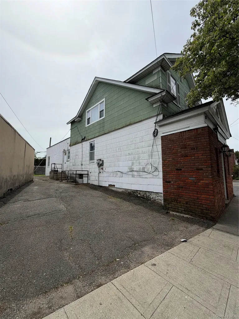 85 Hillside Avenue Williston Park NY 11596